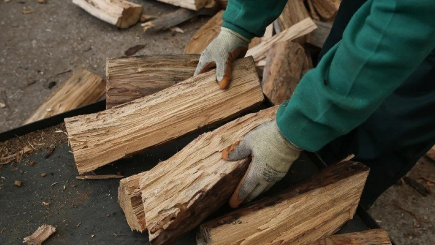 Πού κυμαίνονται οι τιμές καυσόξυλων και πέλλετ φέτος