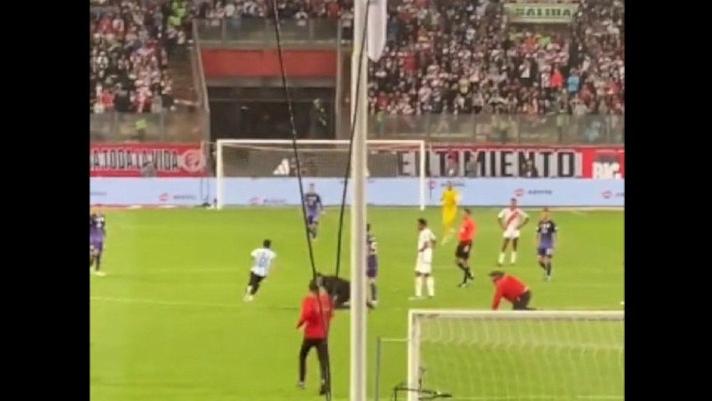 Τρομερός φαν του Μέσι, ντρίμπλαρε  τους σεκιούριτι σαν... τον Μέσι