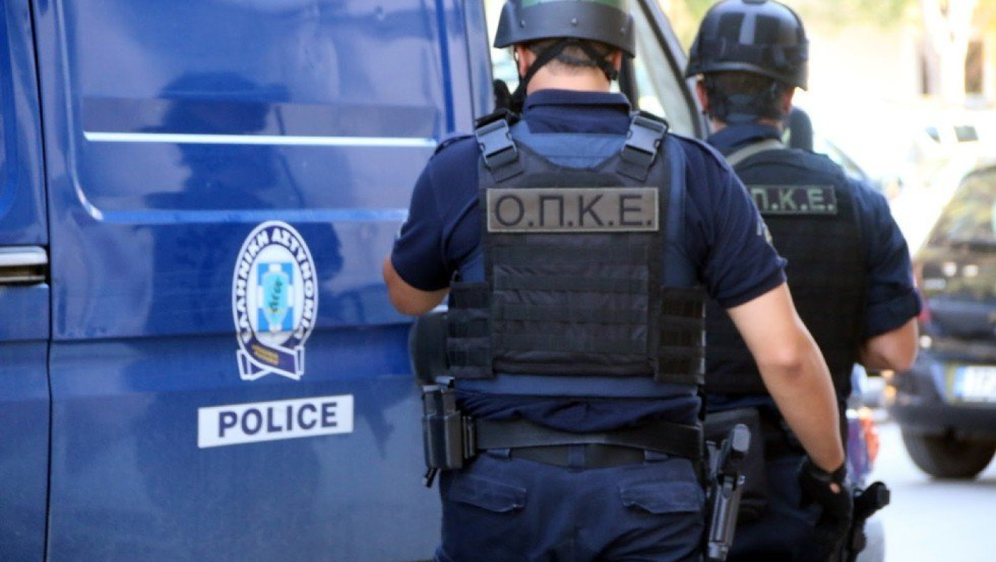 Θεσσαλονίκη: 19χρονος ήταν «φορτωμένος» με σιδερογροθιά και σουγιάδες