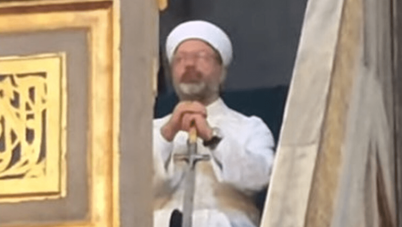 Οι Τούρκοι έβγαλαν τα γιαταγάνια μέσα στην Αγιά Σοφιά και απειλούν!