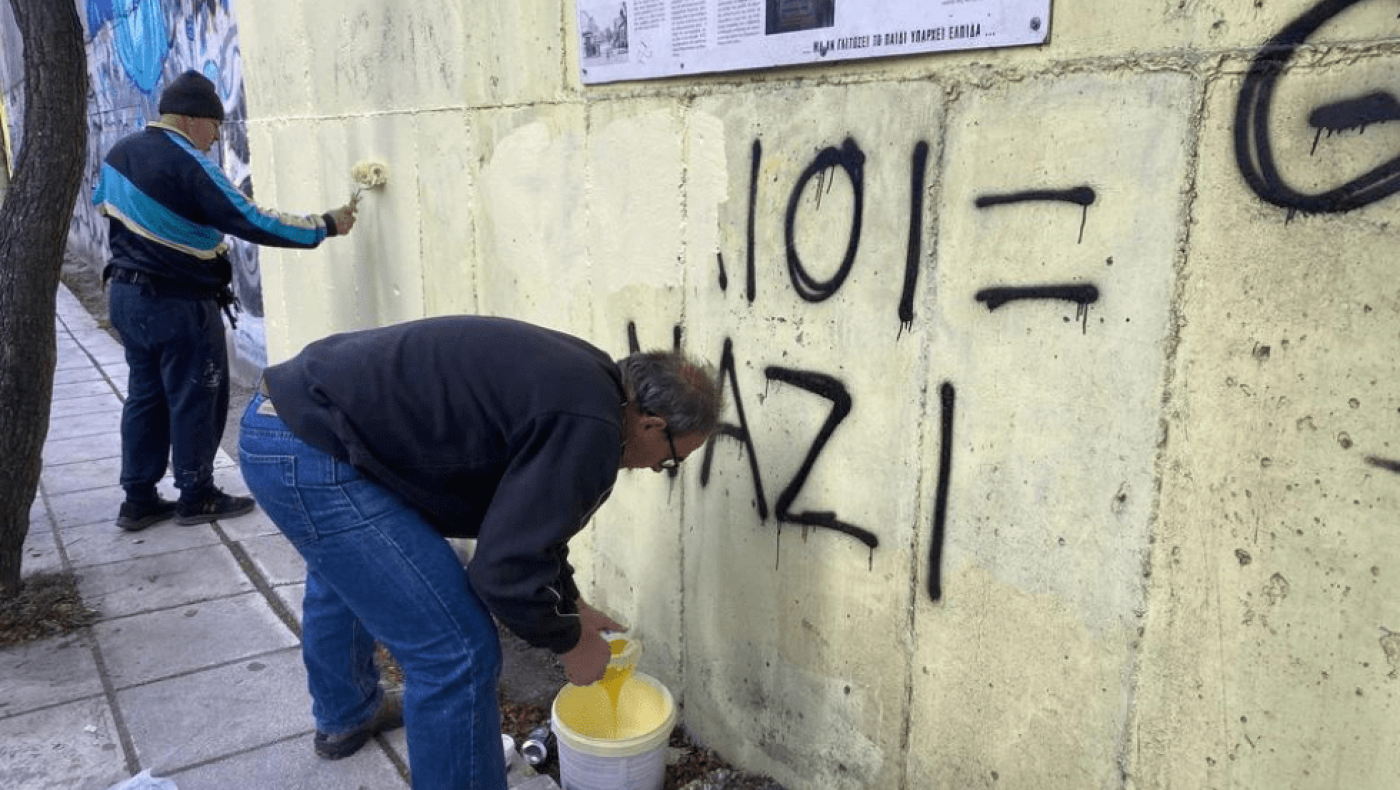 Θεσσαλονίκη: Με πινέλα στα χέρια πήγε να σβήσει τα αντισημιτικά συνθήματα η πρόξενος Γερμανίας