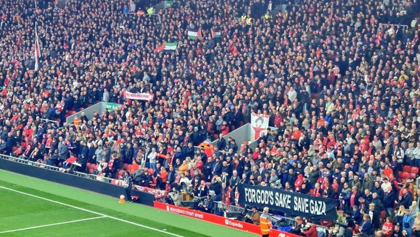 Σημαίες και πανό υπέρ της Παλαιστίνης στο Άνφιλντ!