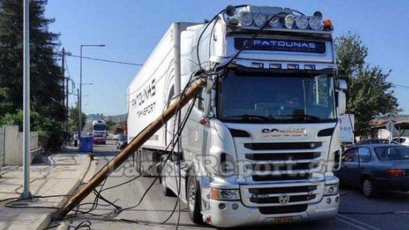 Λαμία: Φορτηγό έριξε κολόνα τηλεπικοινωνιών και αυτή έπεσε πάνω σε νταλίκα