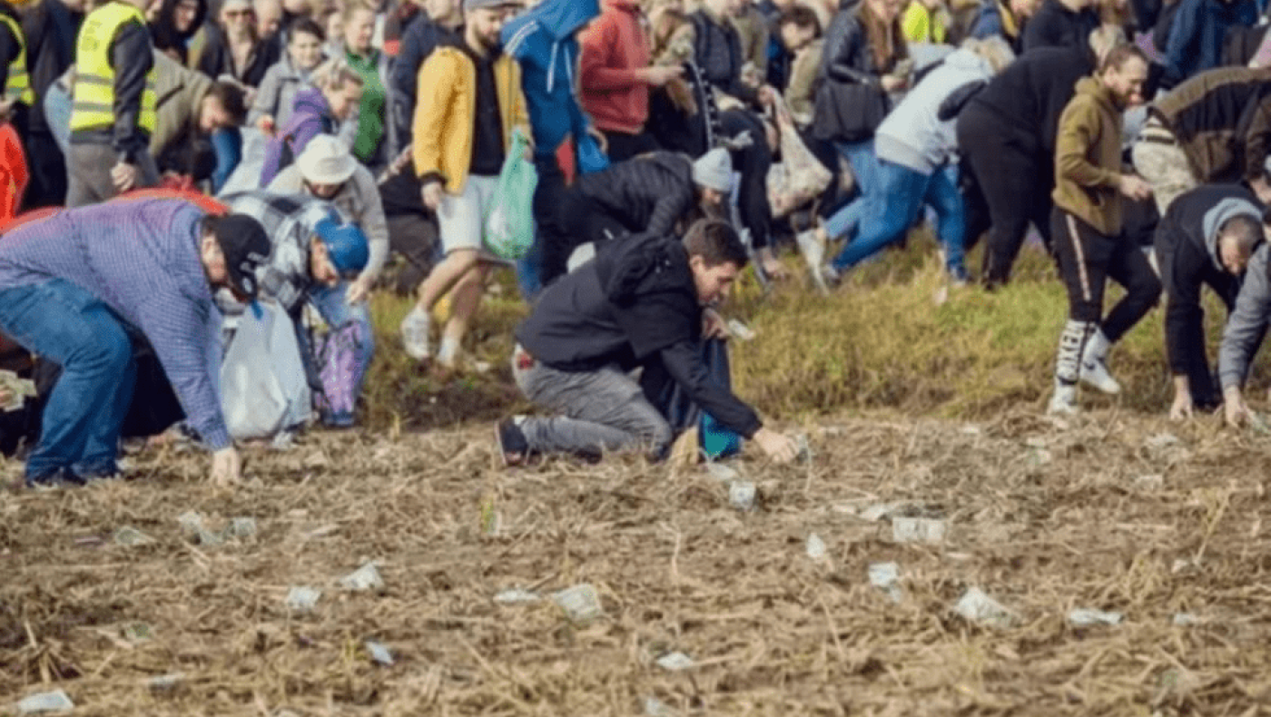 Τσεχία: Influencer πέταξε 1 εκατομμύριο δολάρια από ελικόπτερο!