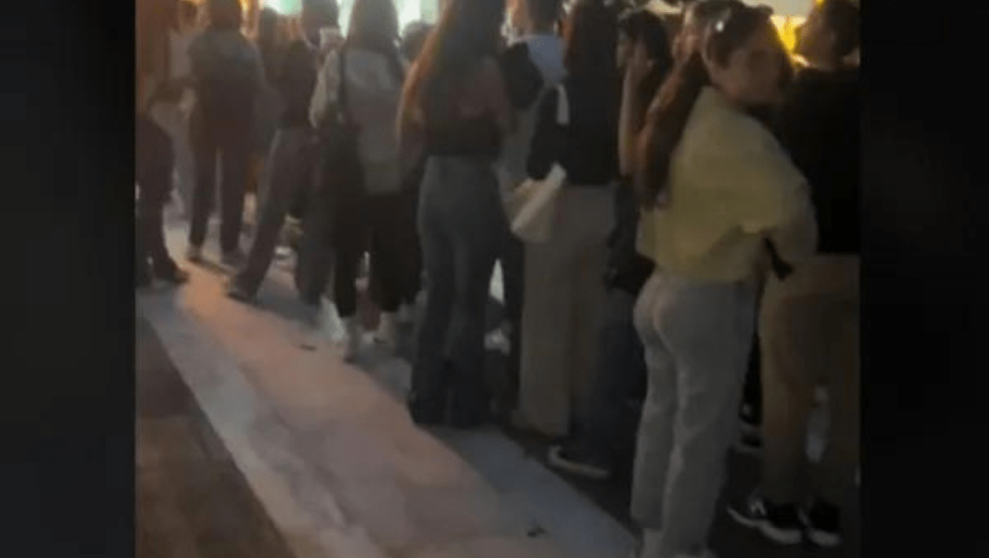 «Βούλιαξαν» τα πεζοδρόμια για ένα πακέτο δωρεάν μακαρόνια