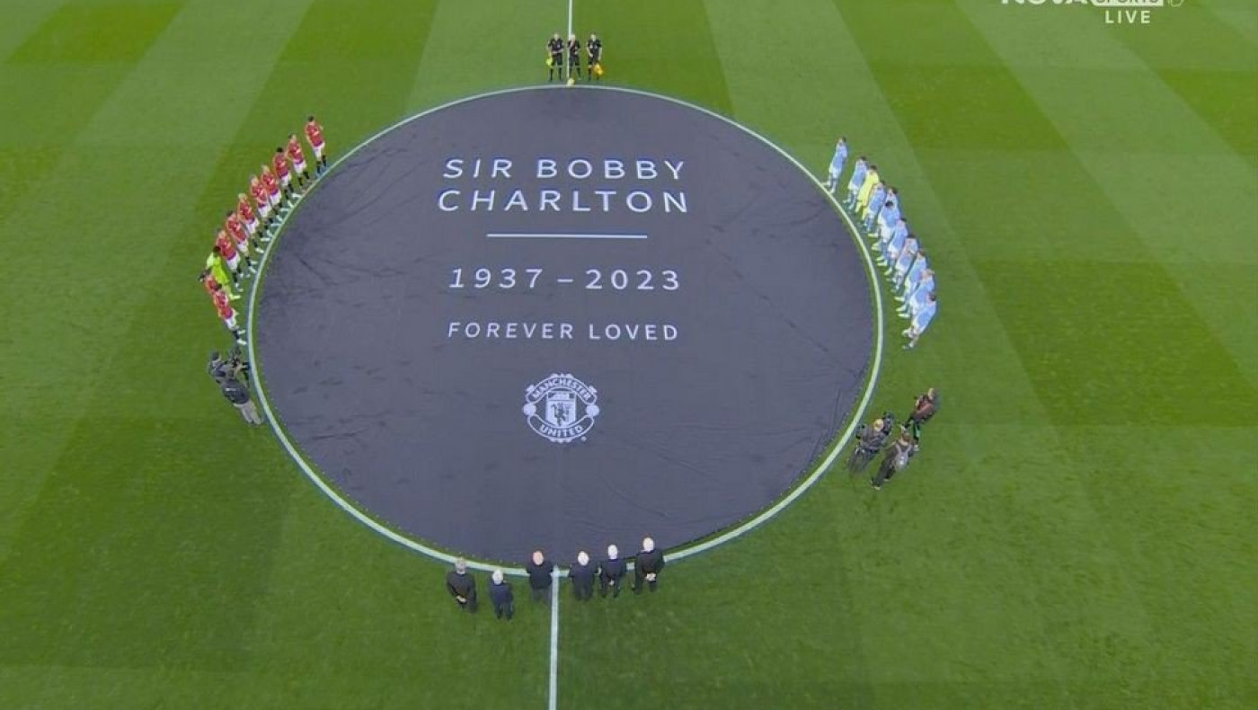 Μάντσεστερ Γιουνάιτεντ - Μάντσεστερ Σίτι: Εντυπωσιακό πανό στην μνήμη του Μπόμπι Τσάρλτον