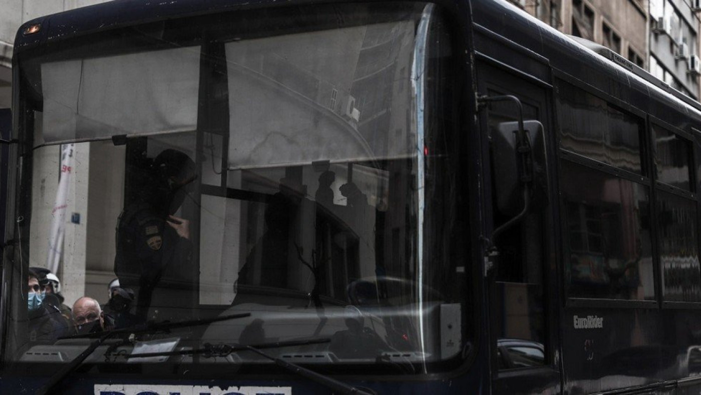 Λουτράκι: Περιπέτεια εν κινήσει για μαθητές Λυκείου- Βλάβη στο λεωφορείο που τους μετέφερε