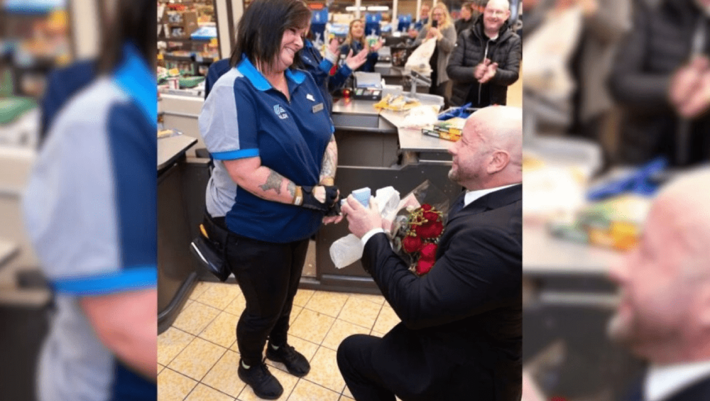 Της έκανε πρόταση γάμου με συνοδεία γκάιντας στο σούπερ μάρκετ εν ώρα εργασίας