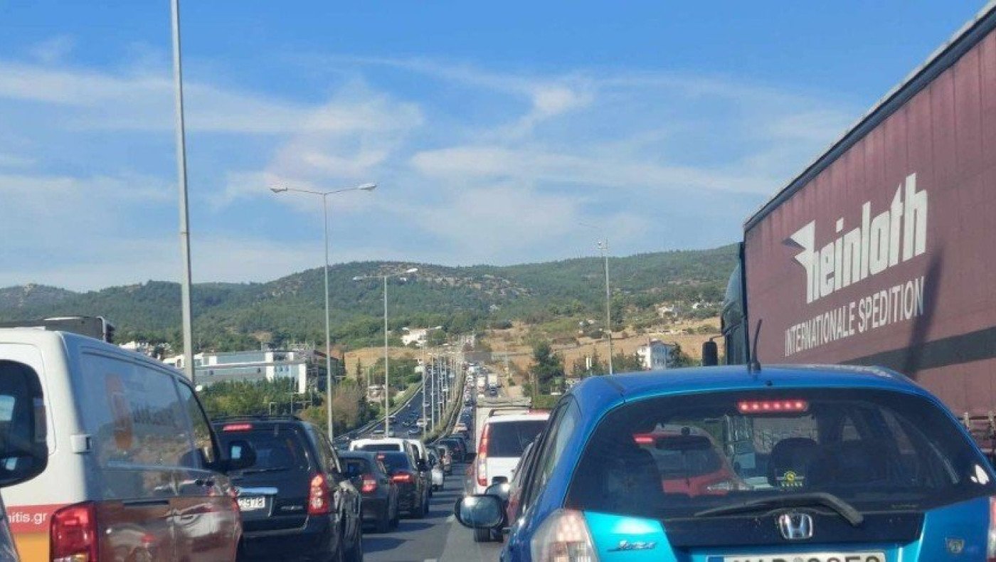 Θεσσαλονίκη: Τροχαίο με νταλίκα και χάος στον Περιφερειακό-Ο δρόμος γέμισε τελάρα!