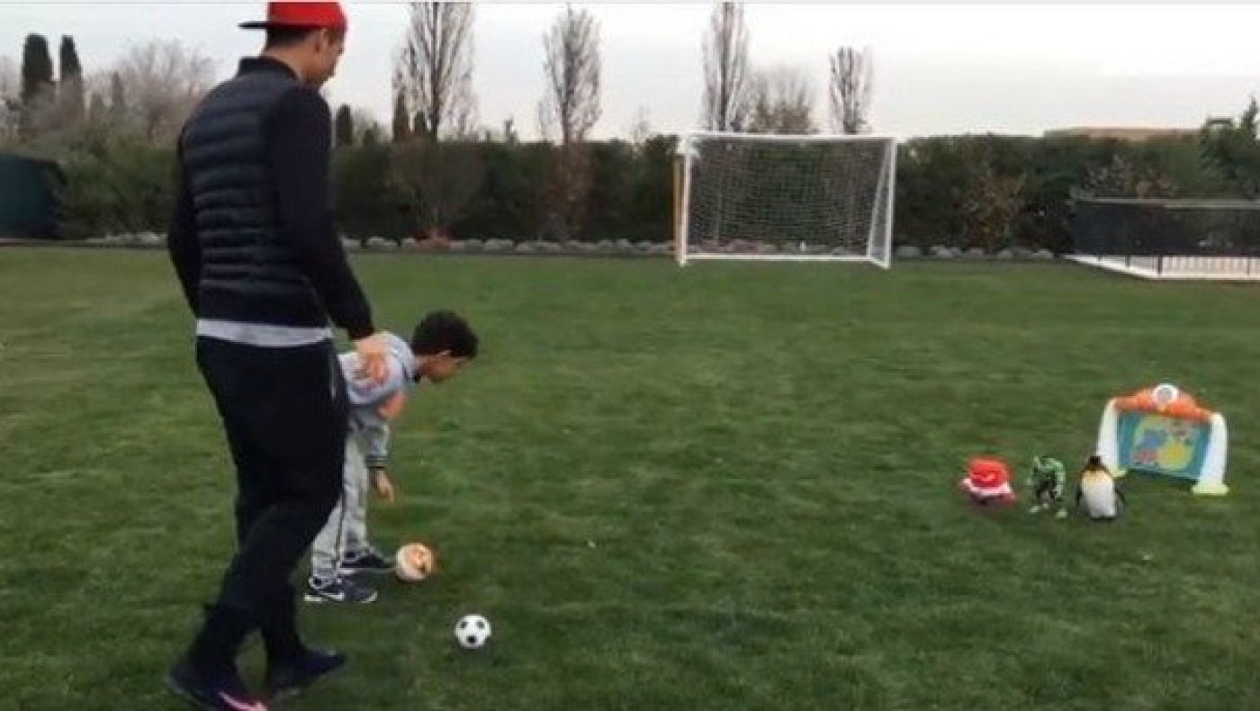 Ούτε από τον γιο του δεν δέχεται να χάσει ο Κριστιάνο! (video) 