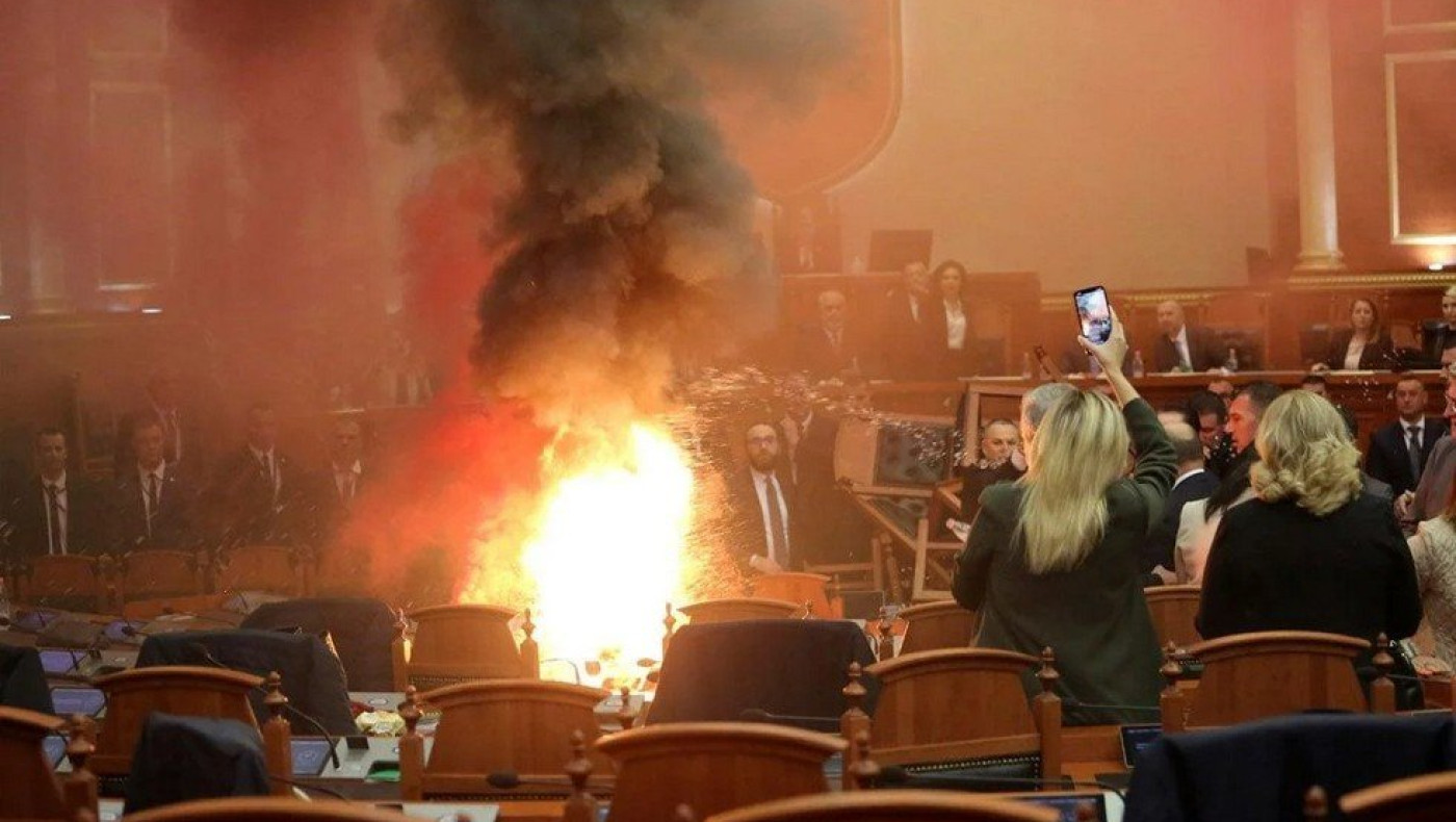 Χάος στην Αλβανία: Άναψαν καπνογόνα και φωτιά εντός του Κοινοβουλίου