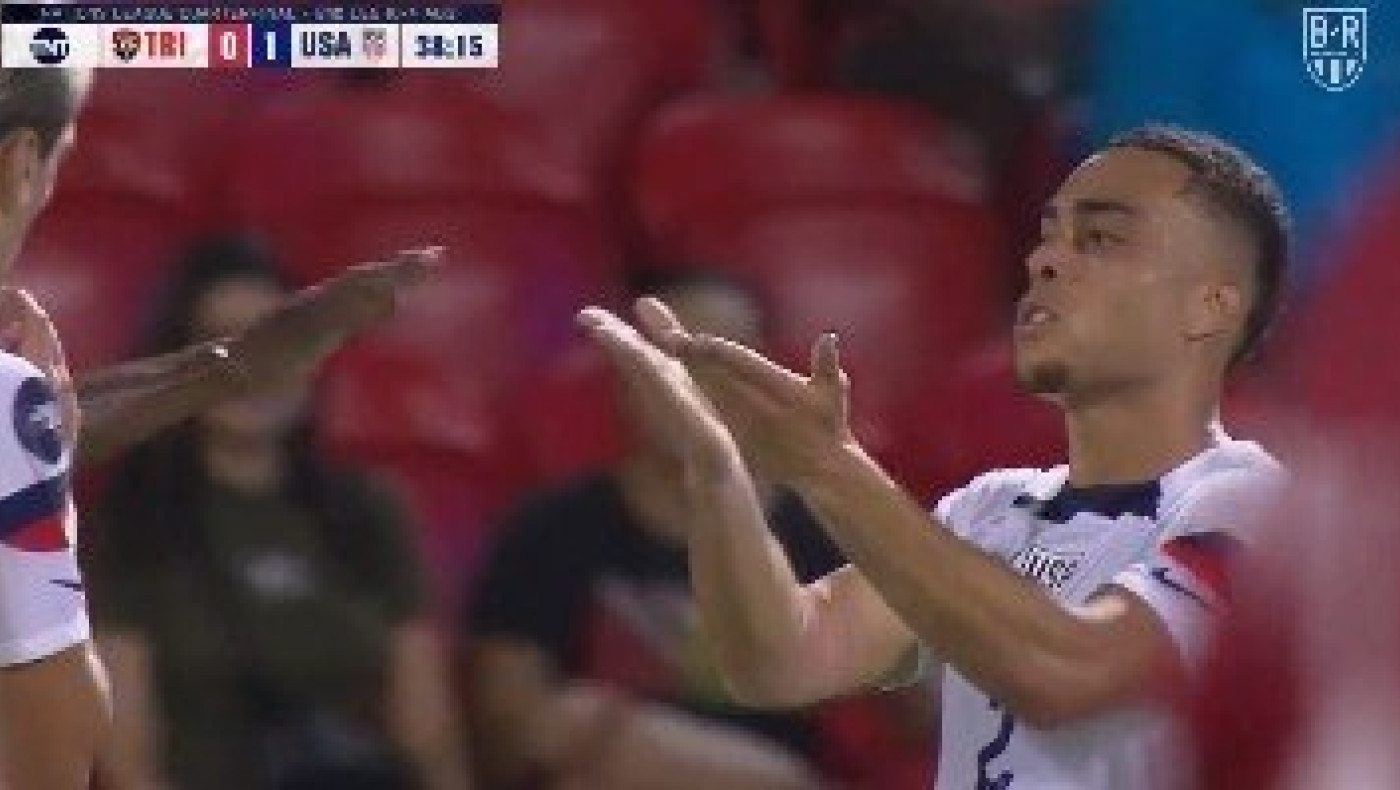 Ο Ντεστ είδε δύο κίτρινες κάρτες σε 30'', έστειλε... φιλάκια και τσακώθηκε με συμπαίκτες του! (vid)