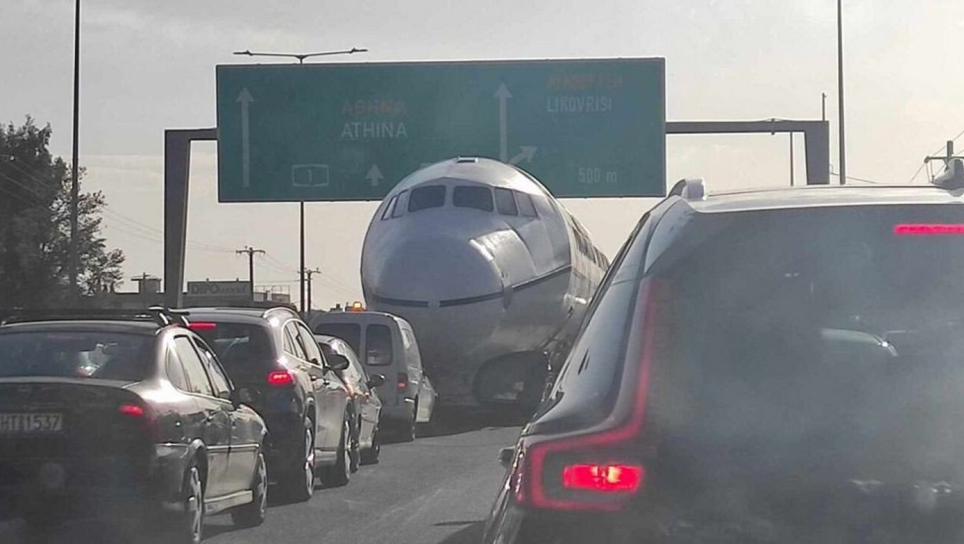 Μεταμόρφωση: Αεροπλάνο «προσγειώθηκε» στην... Εθνική Οδό