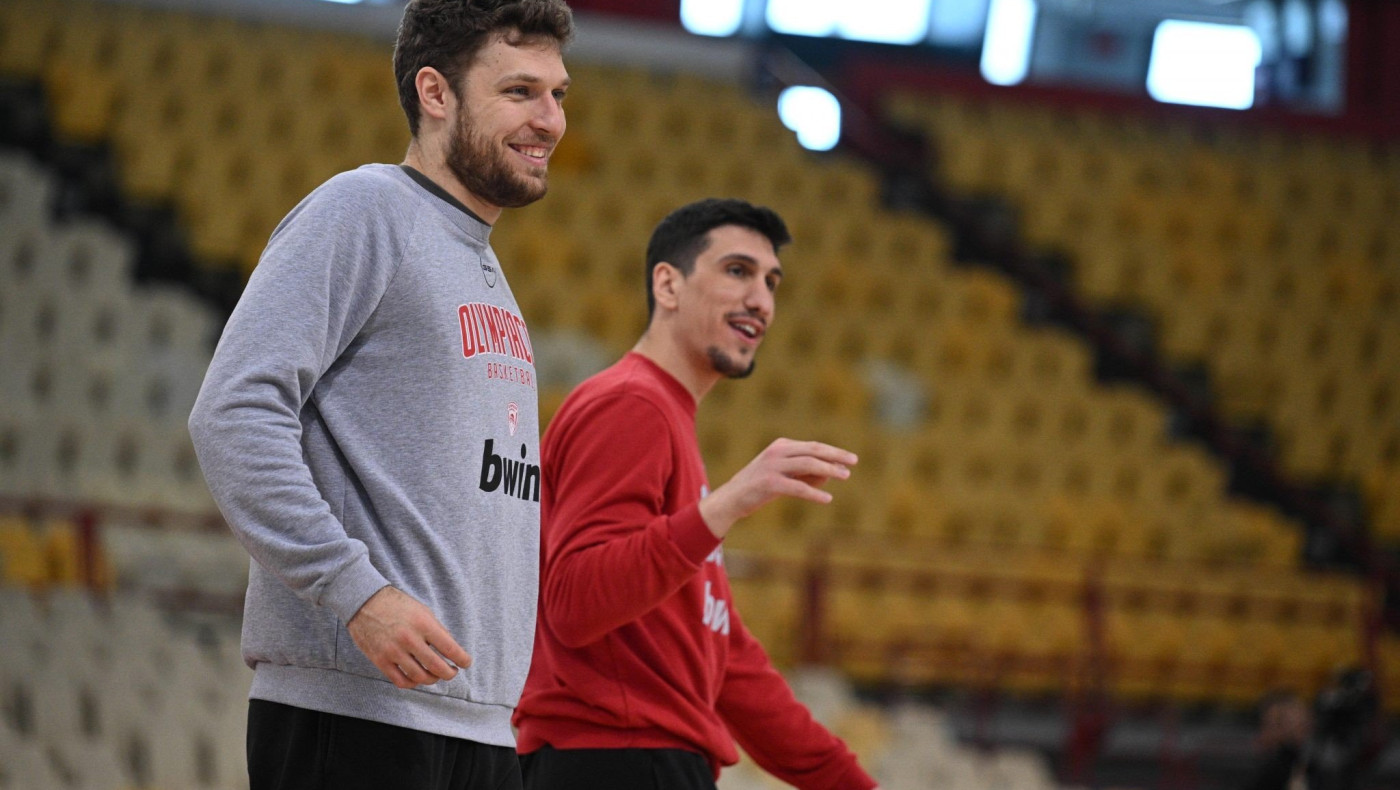 O Λαρεντζάκης... τρόλαρε τον Βεζένκοφ: «Μπορείς να μπλοκάρεις τον Κάρι αλλά όχι τον Λάρι»