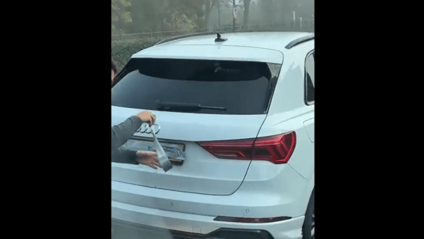 Νέα «μόδα» από τους Ευρωπαίους οδηγούς: Γιατί καλύπτουν τις πινακίδες τους με ταινία;