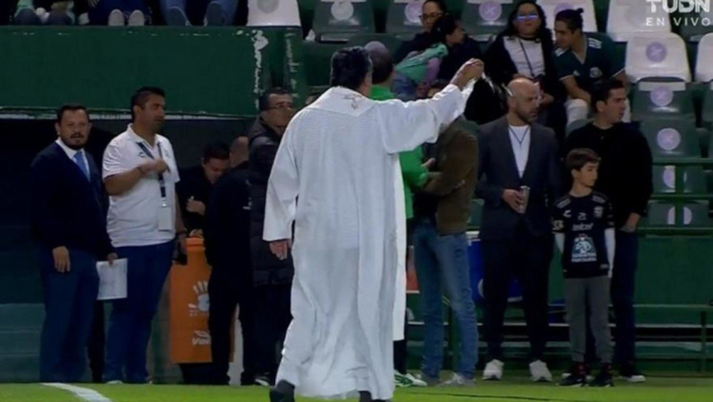 Η Λεόν επιστράτευσε παπά για να αγιάσει το γήπεδο πριν από αγώνα και δικαιώθηκε!