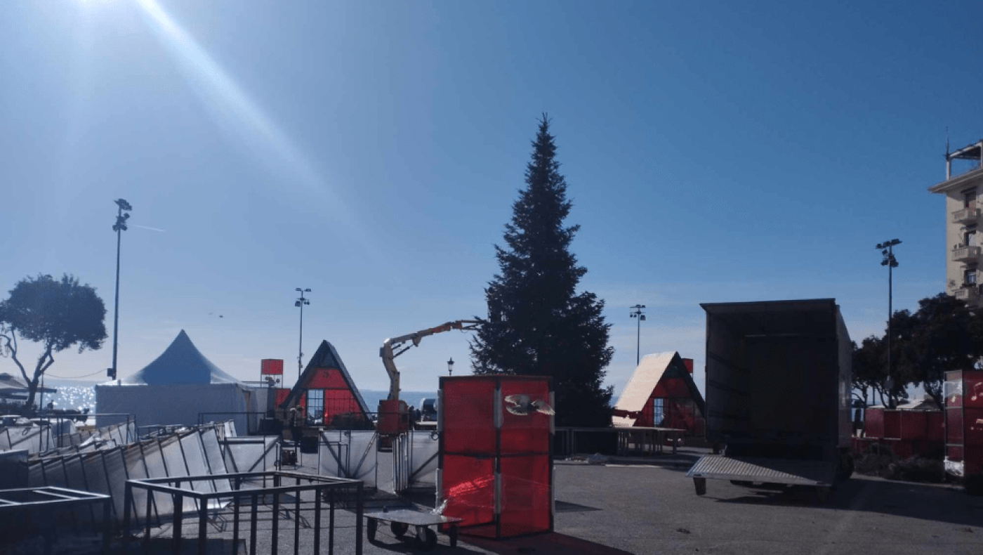 Σε φουλ προετοιμασία για το άναμμα του χριστουγεννιάτικου δέντρου στην Αριστοτέλους