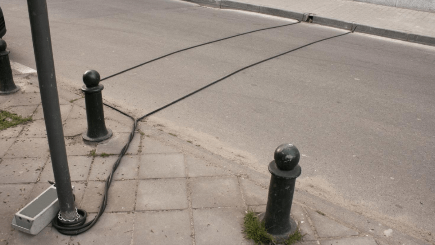 Μαύρα καλώδια κατά μήκους των δρόμων: Πού χρησιμεύουν