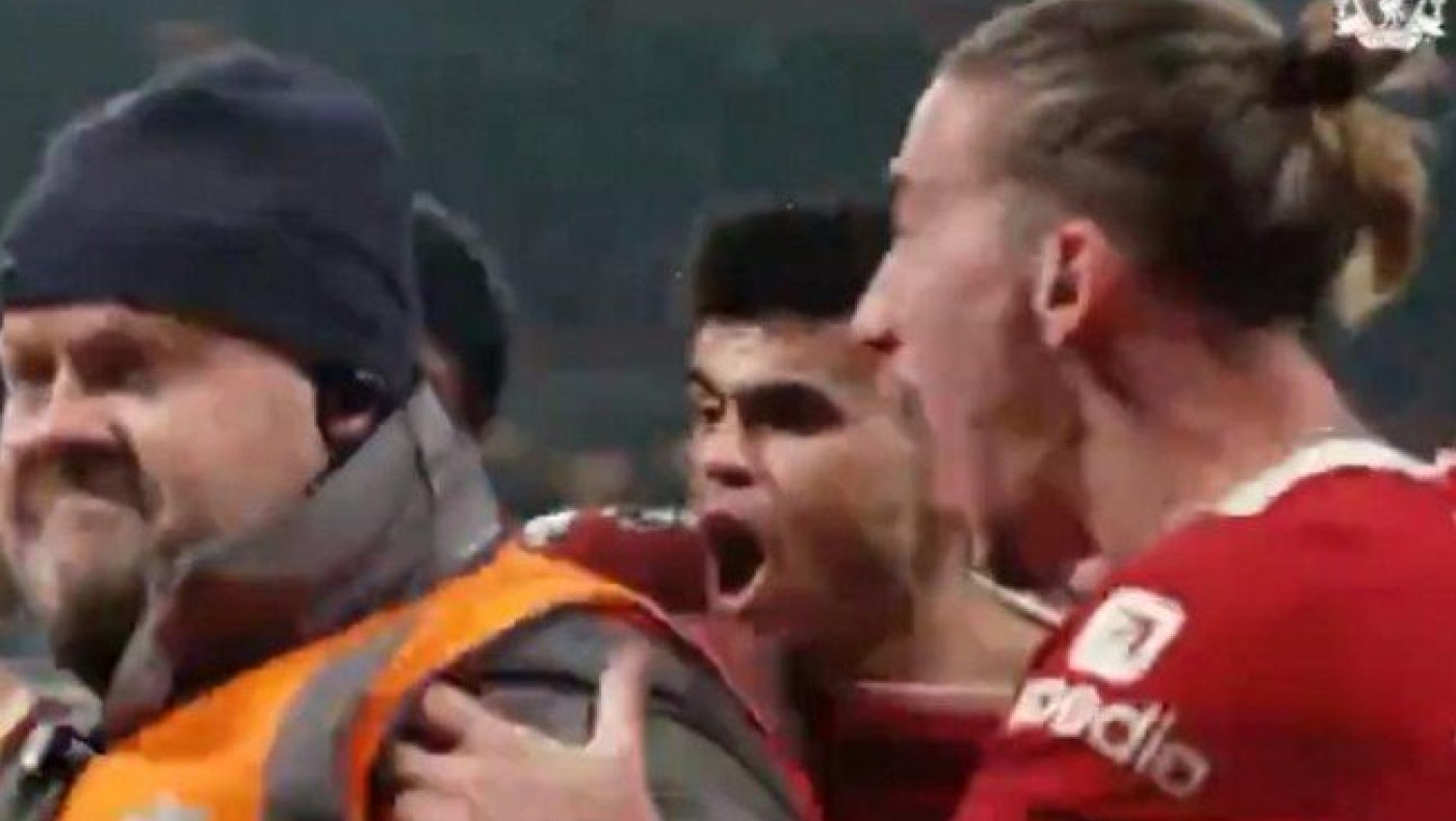 «Τρέλα»: Ο Τσιμίκας πανηγύρισε με τον σεκιούριτι το γκολ του Άρνολντ