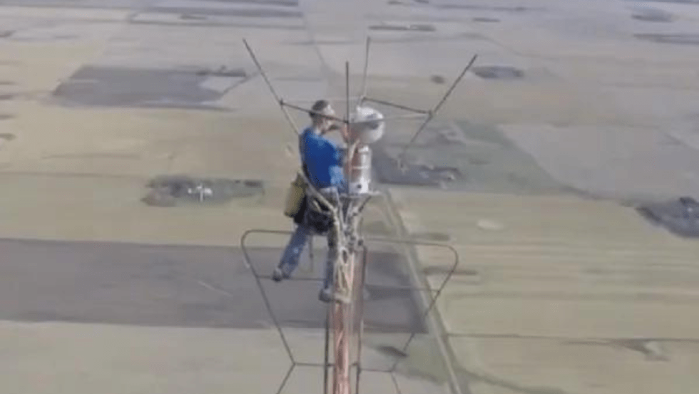 Ο άντρας που αλλάζει δύο λάμπες τον χρόνο και βγάζει 40.000 ευρώ