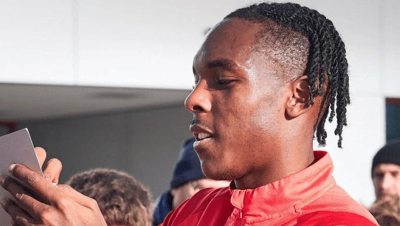 Επικός Έλληνας περίμενε για αυτόγραφο από παίκτη της Μπάγερν, βρίζοντας τον μπροστινό του