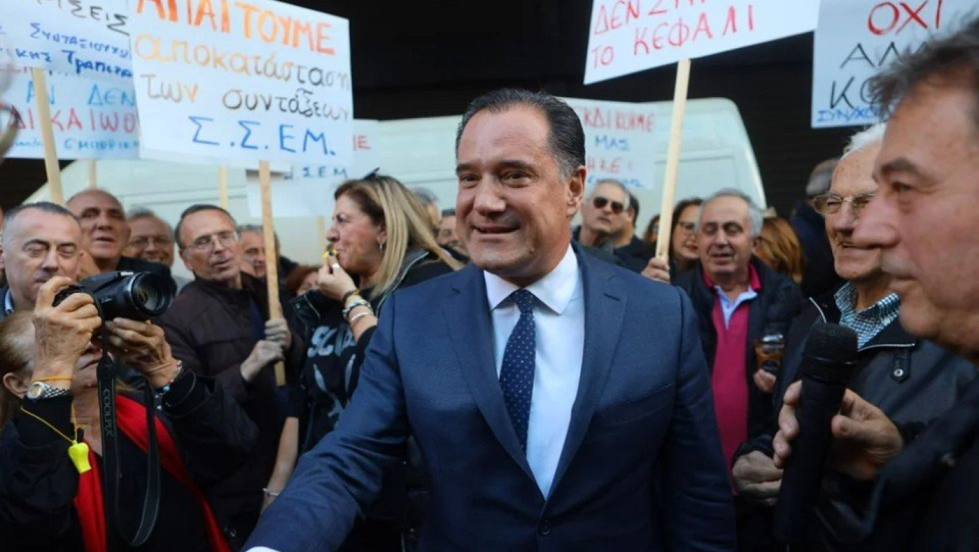 Ο Γεωργιάδης χαιρέτησε διαδηλωτές και φωτογραφήθηκε μαζί τους