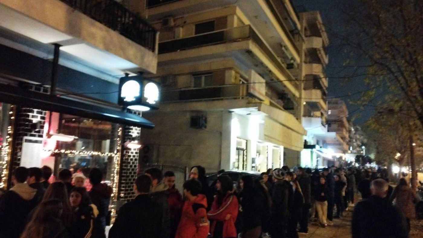 Ουρά πολλών μέτρων για ένα δωρεάν μπέργκερ (pics)