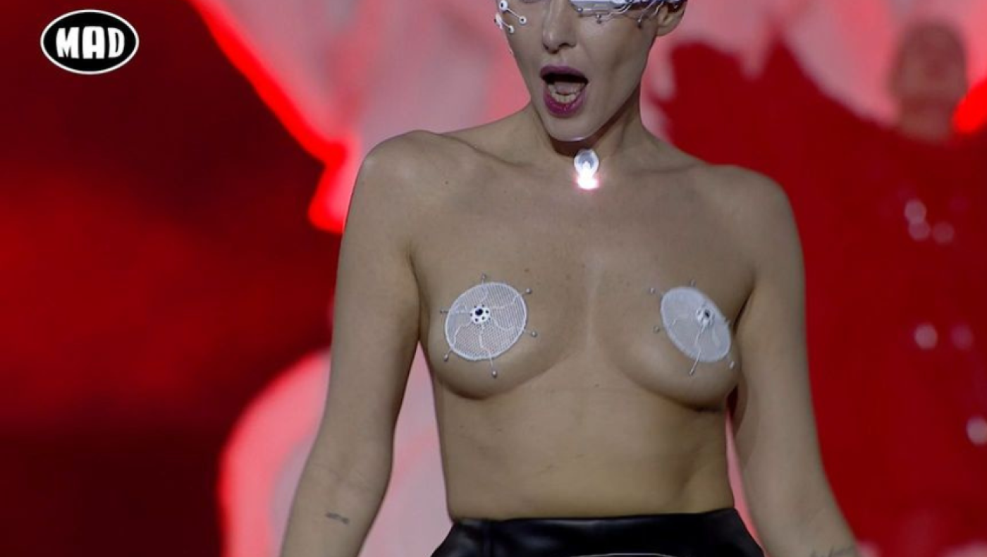 Η Τάμτα εμφανίστηκε topless στο MadWalk