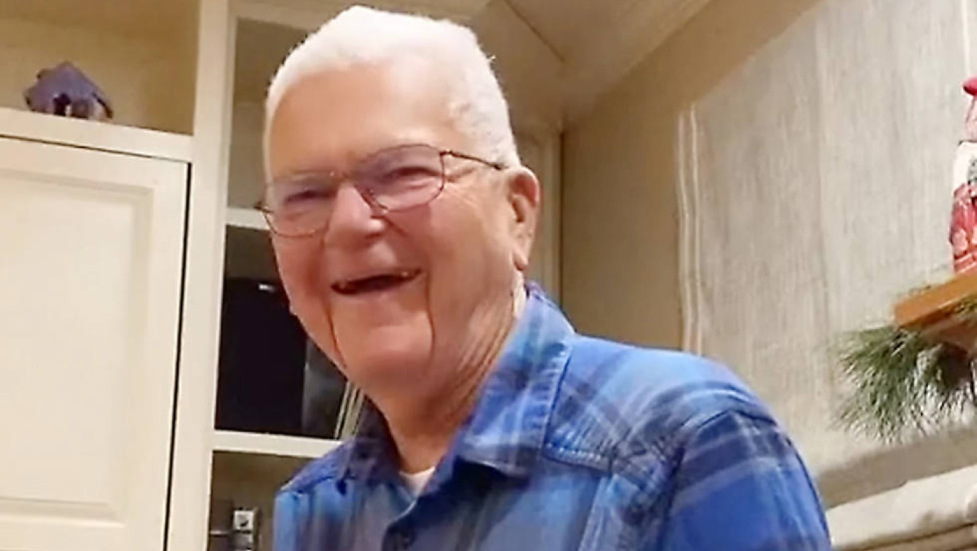 Χριστούγεννα: Παππούς κάνει και στα 11 εγγόνια του ακριβώς το ίδιο δώρο!