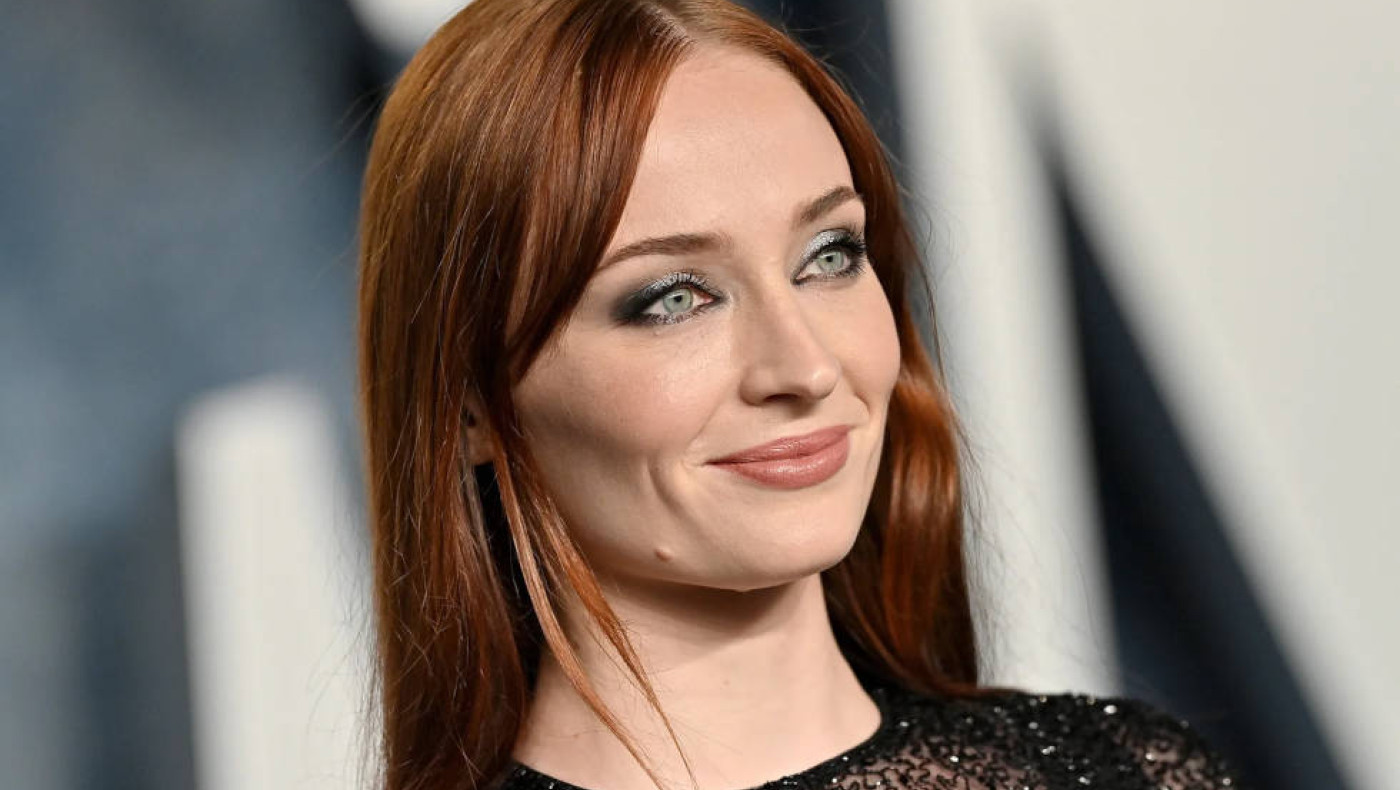 Σόφι Τέρνερ: Φίλησε μια φίλη της στο στόμα μέσα στον δρόμο