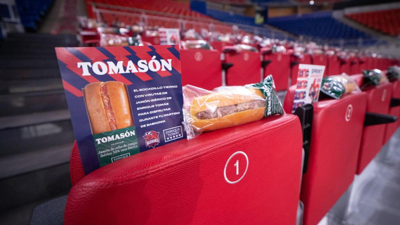 Αλαβές: Μοίρασε 20.000 σάντουιτς για να ευχαριστήσει τους οπαδούς της