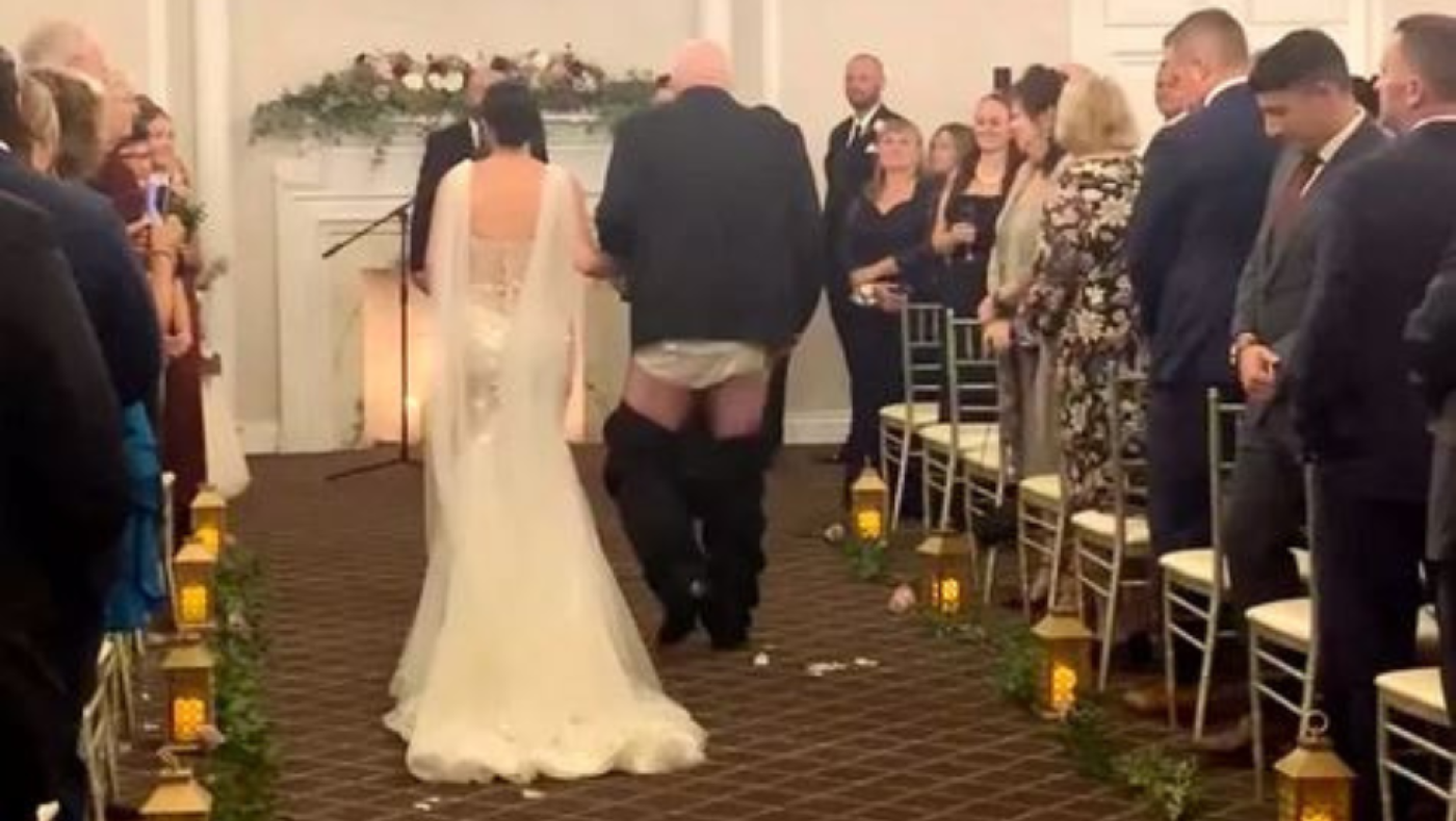 Του έπεσε το παντελόνι την ώρα που πάντρευε την κόρη του