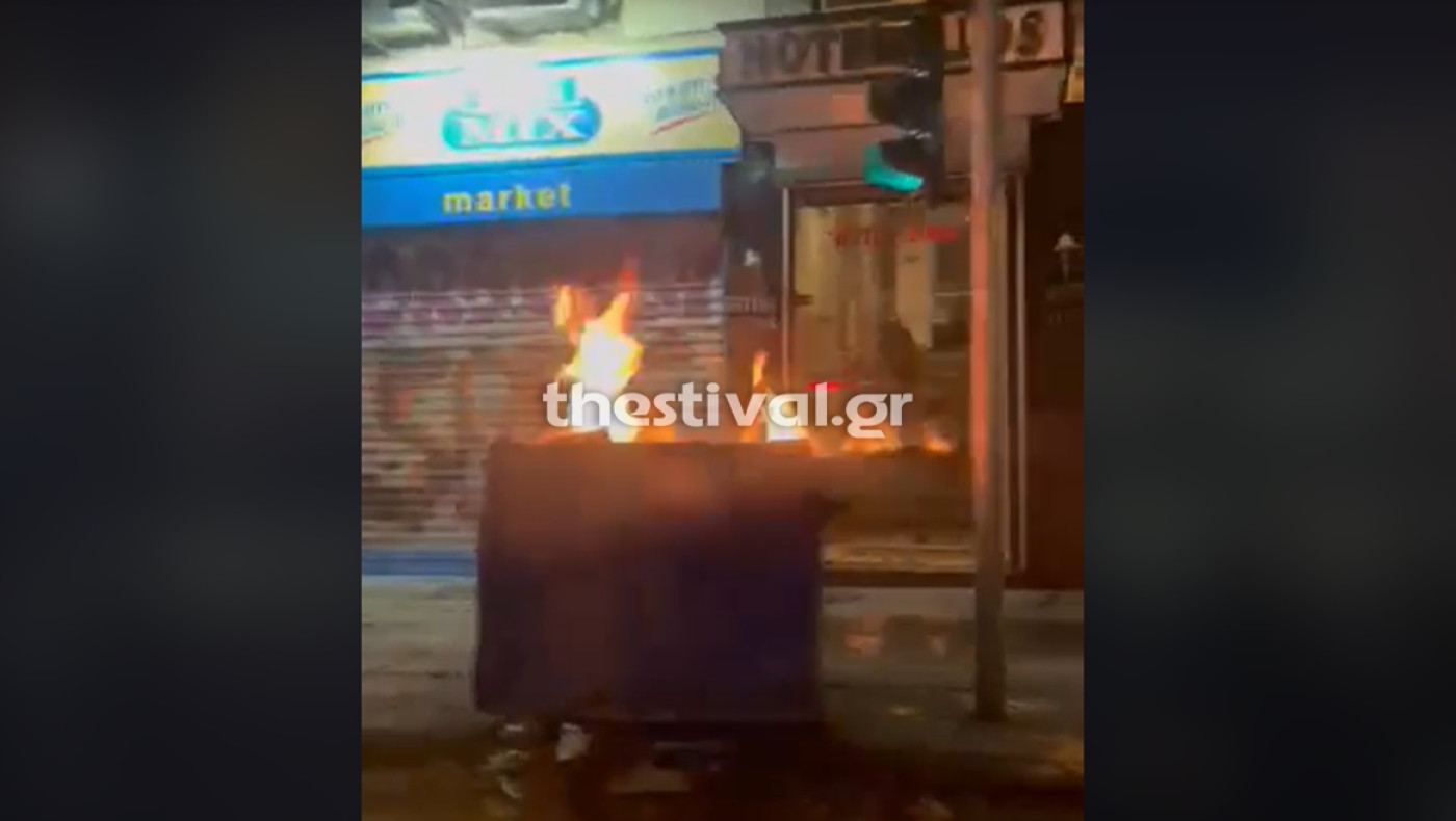 Άγνωστοι πυρπόλησαν κάδους στο κέντρο της Θεσσαλονίκης