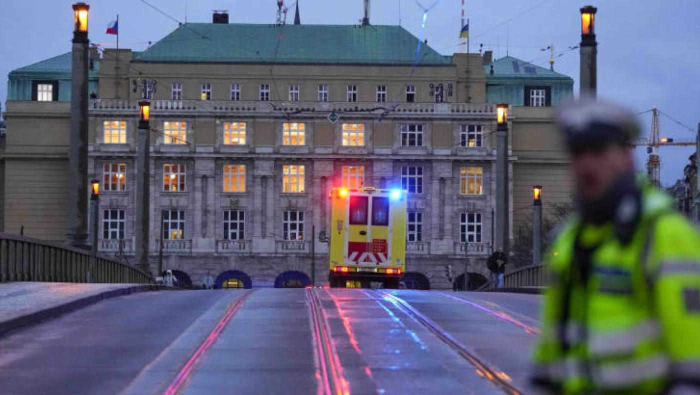 Βίντεο - Πράγα: Η στιγμή που ο μακελάρης ανοίγει πυρ