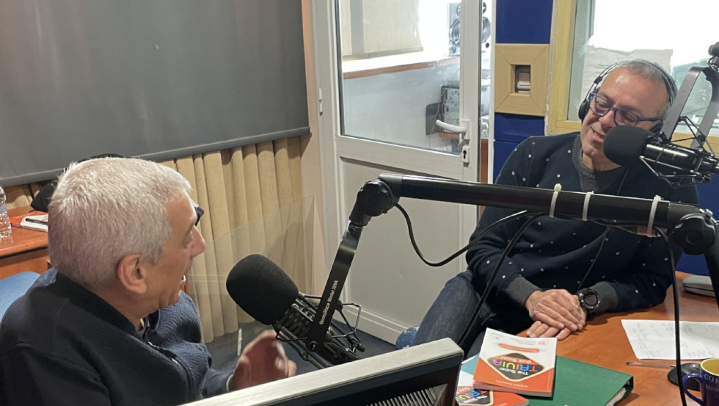 Ο Βασίλης Σκουντής και το «The Super TRIVIA Quiz Book» στο Metropolis 95.5