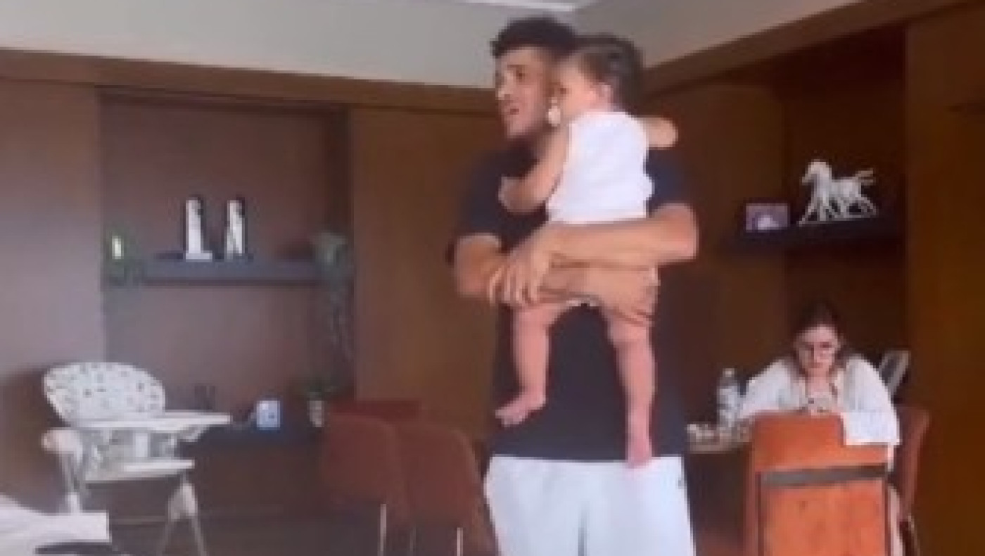 Μοναδική στιγμή: Ο Τάισον τραγουδάει με το μωρό του αγκαλιά (vid)