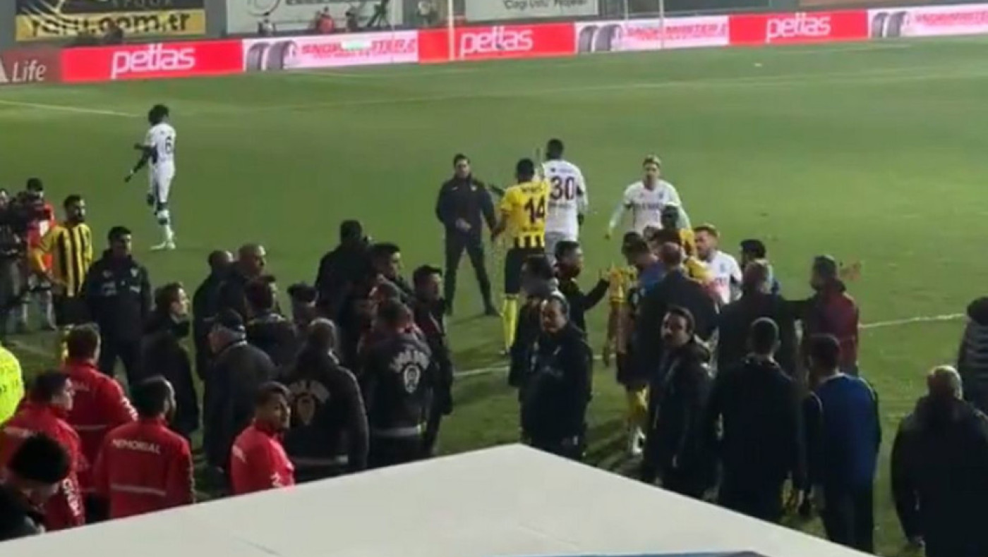 Χαμός στο Ινσταμπούλσπορ-Τράμπζονσπορ, αποχώρησαν από το γήπεδο οι γηπεδούχοι λόγω... διαιτησίας