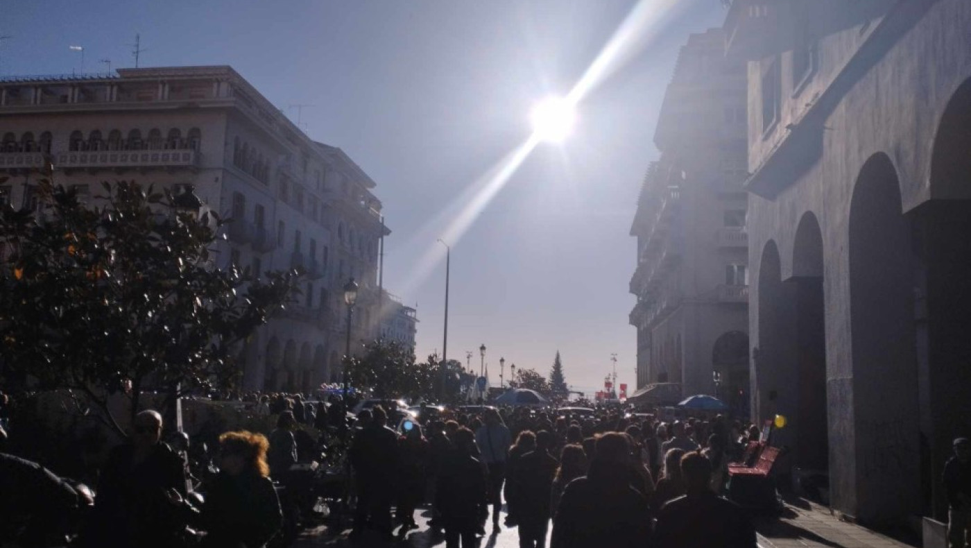 Σε κλίμα Χριστουγέννων από το πρωί η Θεσσαλονίκη – Γέμισε με κόσμο η αγορά