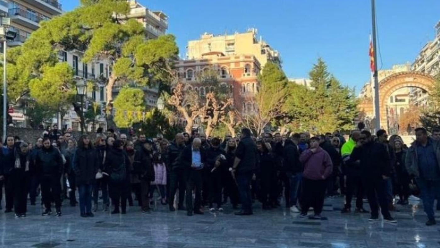 Θεσσαλονίκη: Κοσμοσυρροή για το τελευταίο «αντίο» στον Βασίλη Καρρά