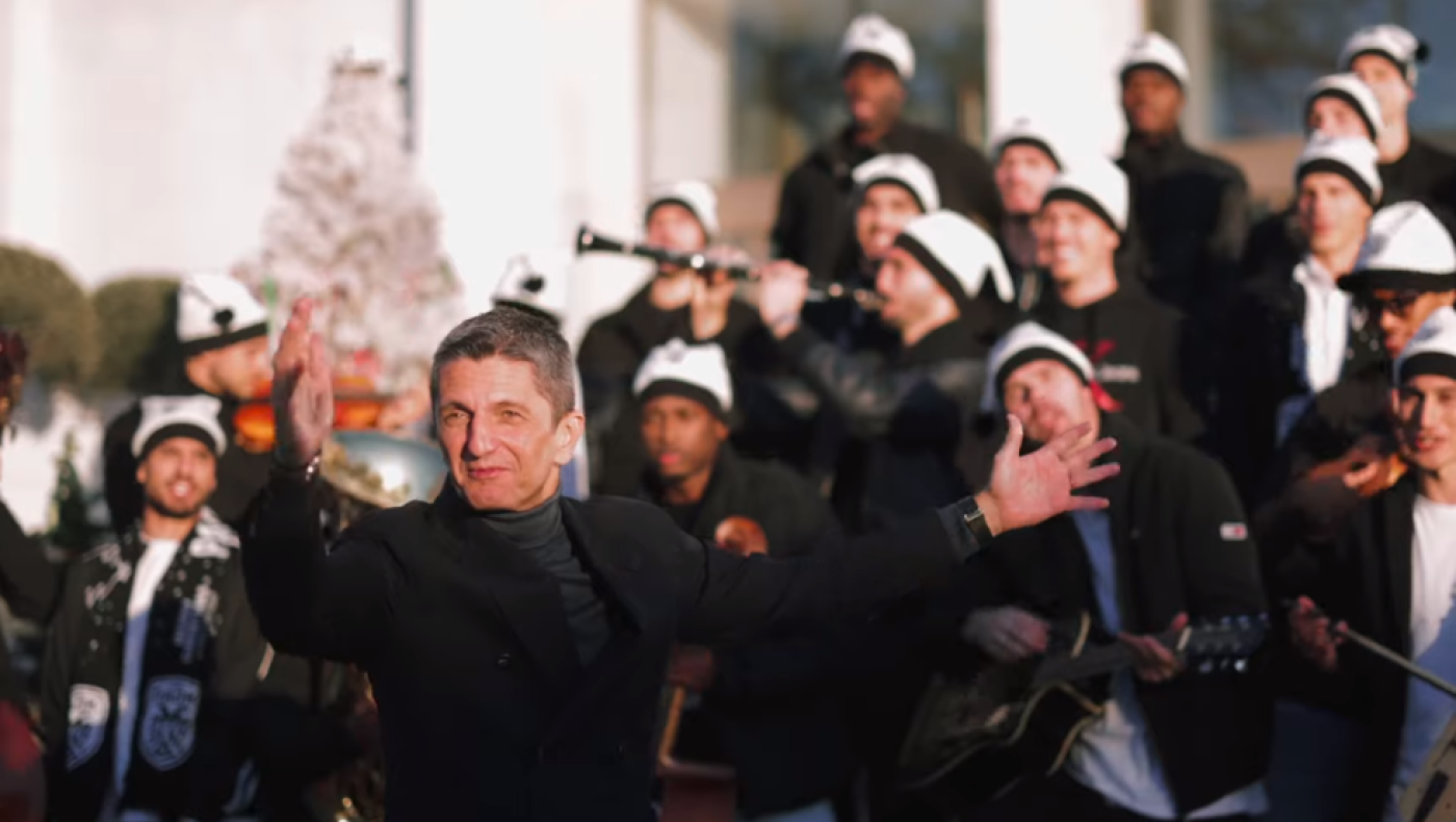 Η... ορχήστρα του Λουτσέσκου - Το εντυπωσιακό χριστουγεννιάτικο βίντεο του ΠΑΟΚ