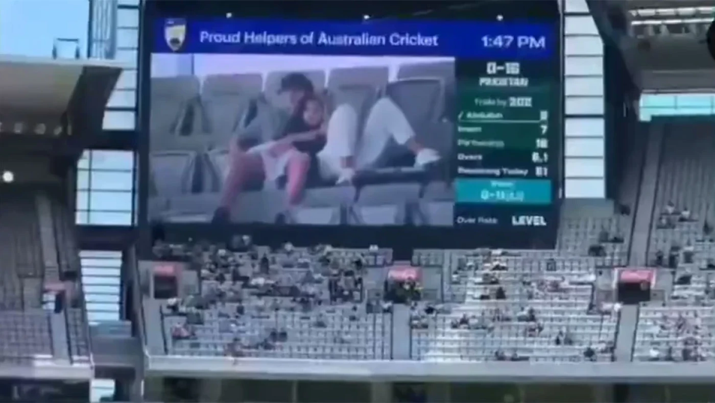Αυστραλία: Ασυγκράτητο ζευγάρι έδωσε... σόου στις εξέδρες αγώνα κρίκετ