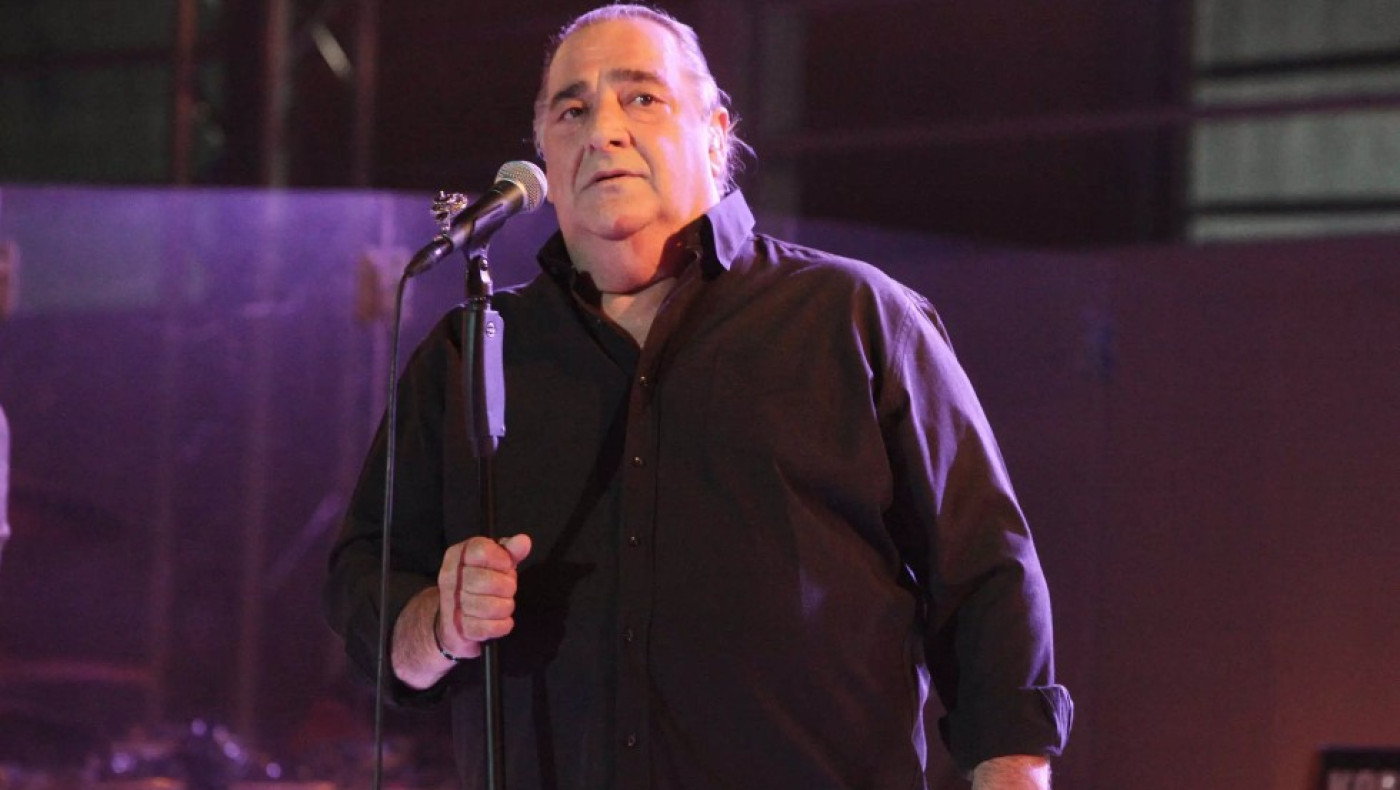 Η Ελλάδα θρηνεί την απώλεια ενός καλλιτέχνη-θρύλου. Ο Καρράς εκτόξευσε το λαϊκό τραγούδι και σηματοδότησε μια ολόκληρη εποχή