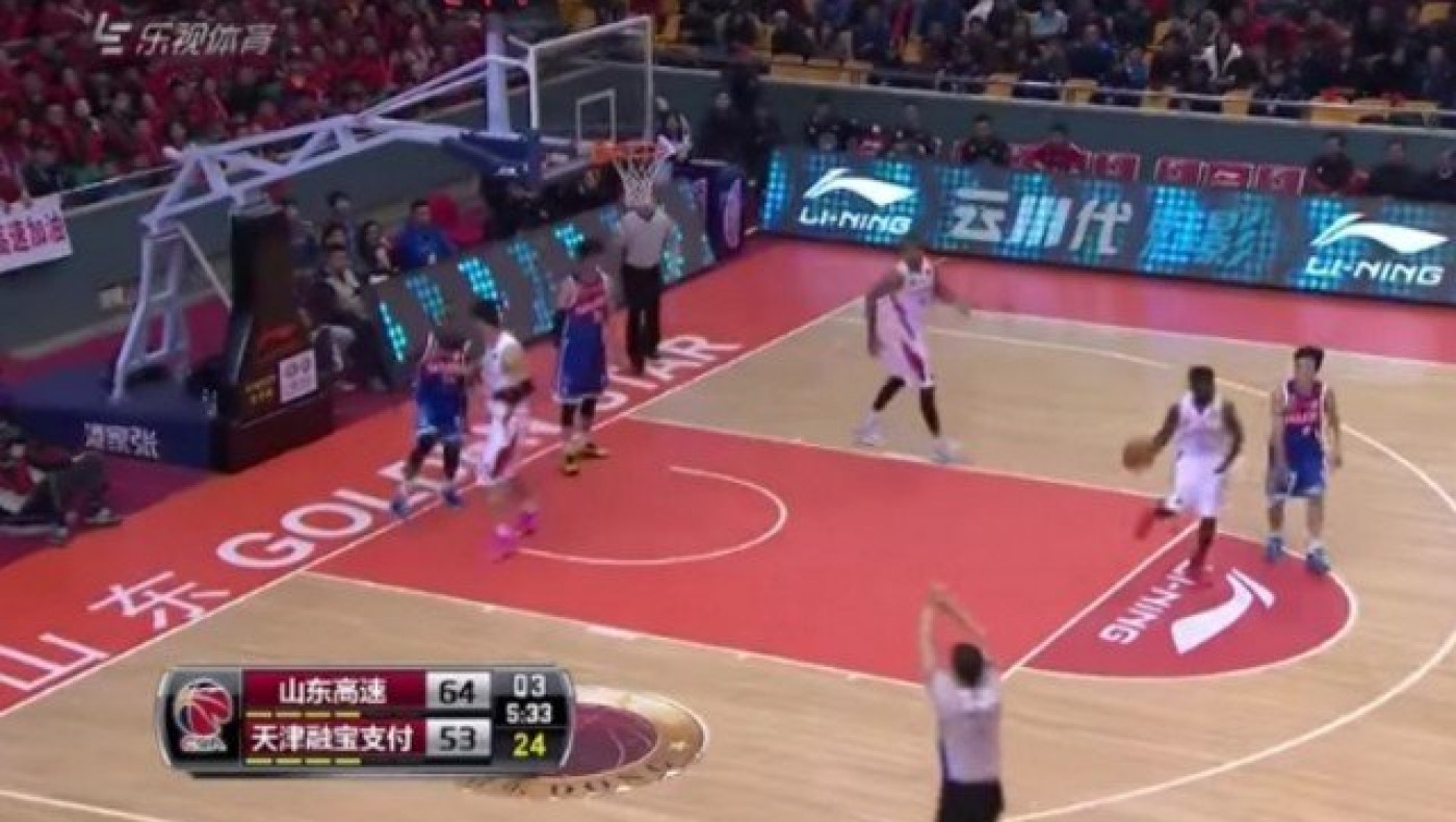 Τρέχει για να σωθεί Κινέζος καλαθοσφαιριστής!! (video)