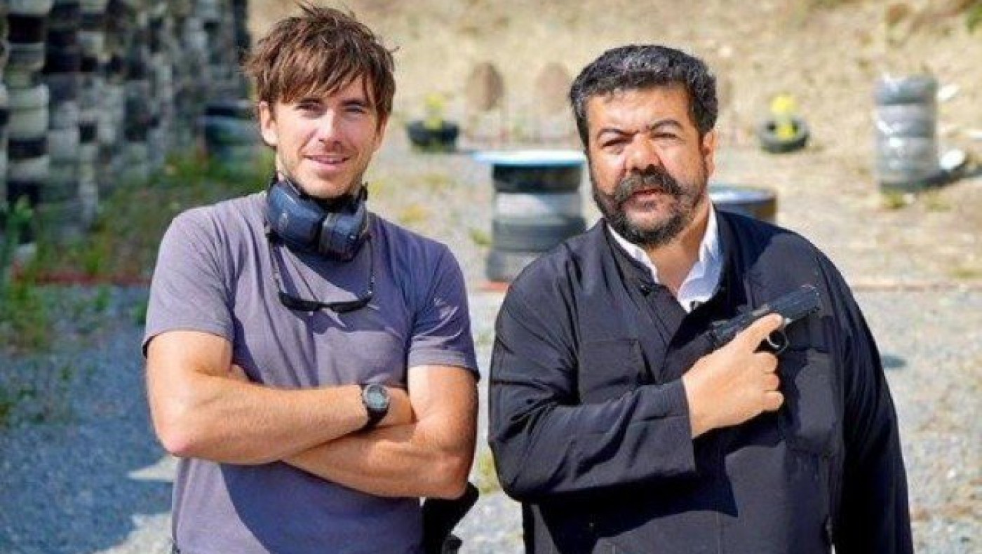 ΒBC: Συγκλονίζει o ιερέας απ'τα Ανώγεια που φιλάει την ελληνική σημαία