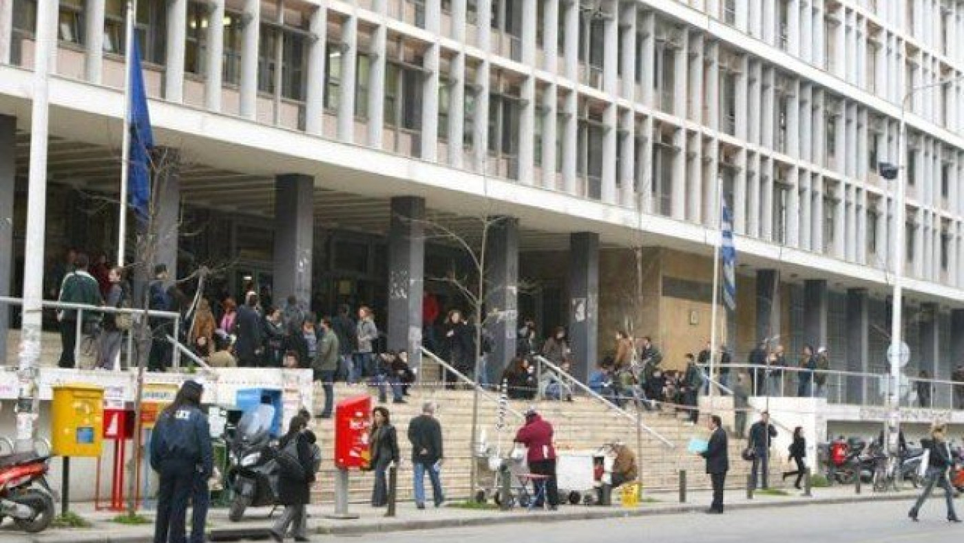 Στο εδώλιο έξι πρώην τελωνειακοί υπάλληλοι του λιμένα για λαθρεμπόριο