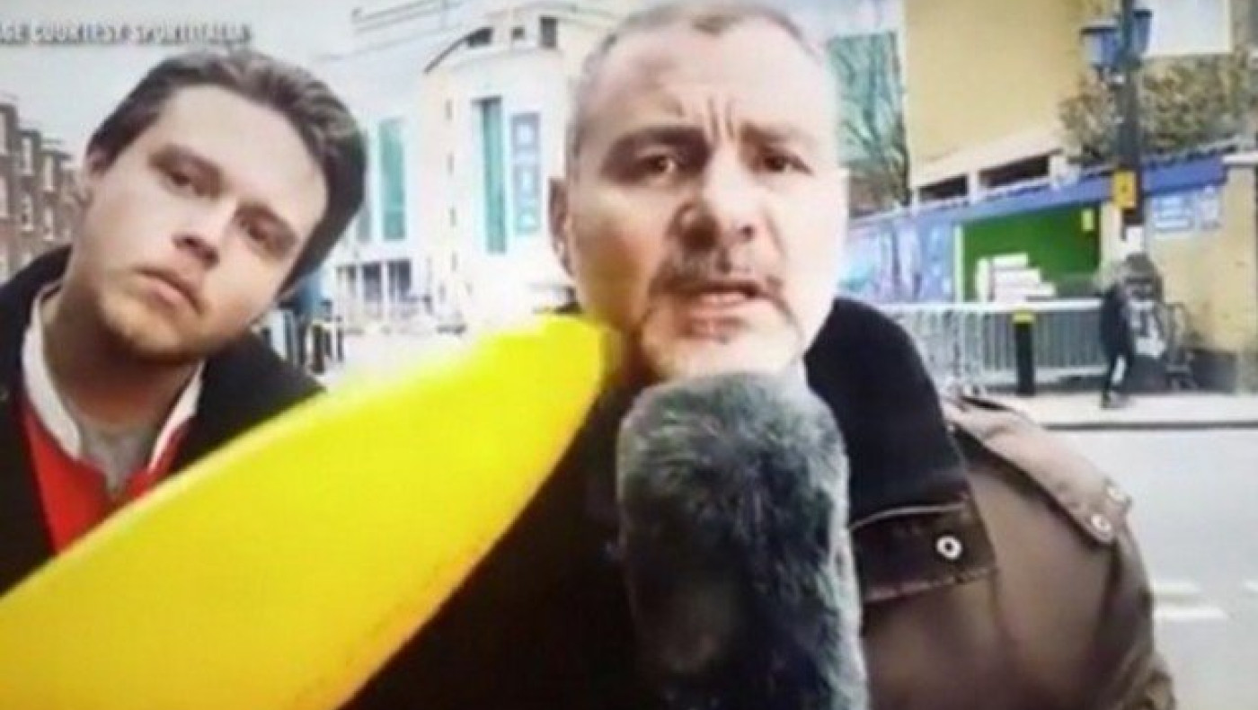 Ρεπόρτερ «επιτέθηκε» σε περαστικό που τον ενοχλούσε με μπανάνα! (vid)