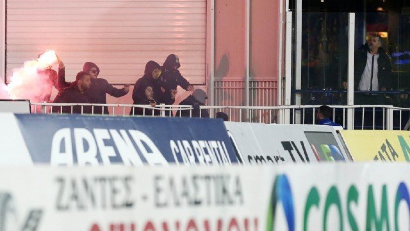 Άγρια επεισόδια και εισβολή οπαδών στο Περιστέρι (vids)