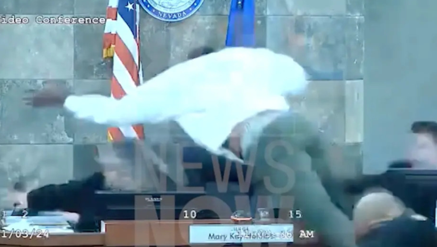 Απίστευτο: Εγκληματίας πήδηξε πάνω σε δικαστή όταν έμαθε ότι θα πάει φυλακή