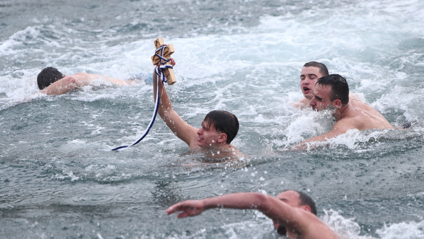 Θεσσαλονίκη: Με λαμπρότητα ο αγιασμός των υδάτων και η ρίψη του Τιμίου Σταυρού στην Α’ προβλήτα μετά από 60 χρόνια