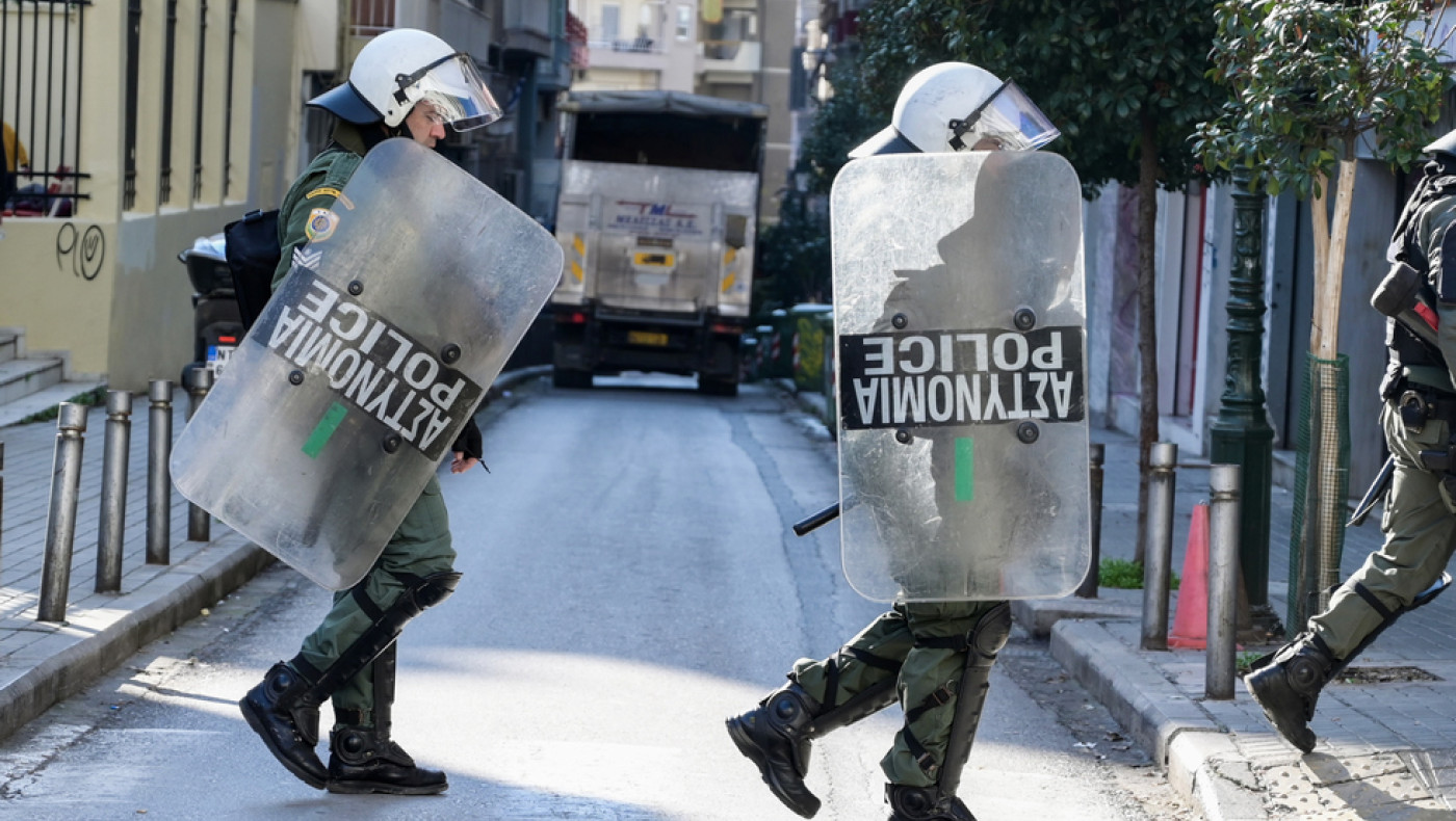 Χαμός στα Εξάρχεια: Πέτρες, μολότοφ και φωτιές